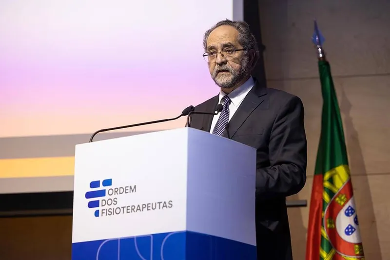António Lopes discursando na tomada de posse perante membros da Ordem