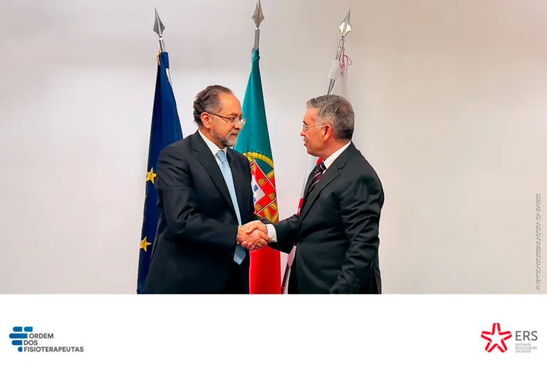 António Lopes assinando protocolo com representante da Entidade Reguladora da Saúde
