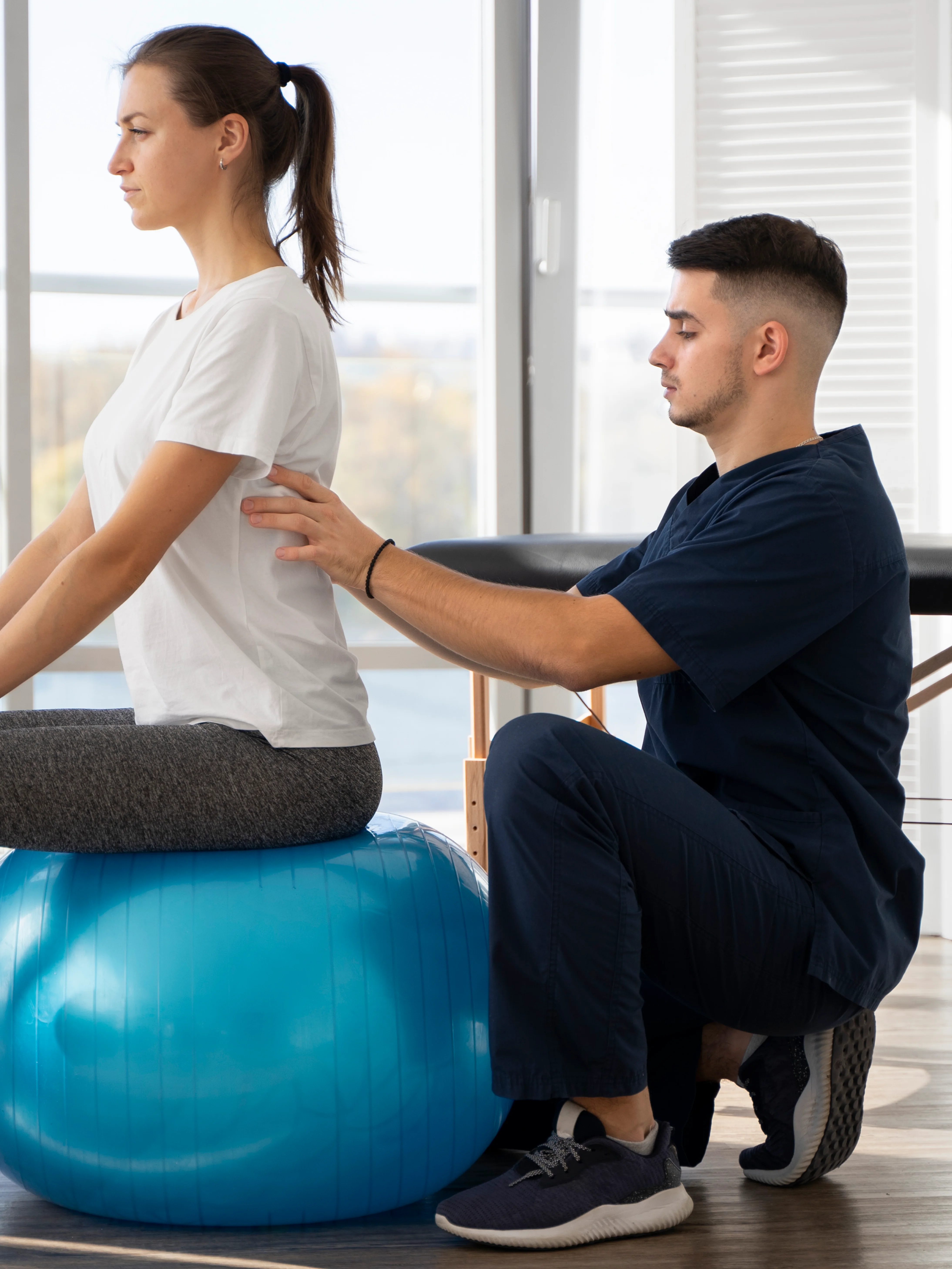 Profissionais de saúde caminham diante de mapa verde em parede branca.