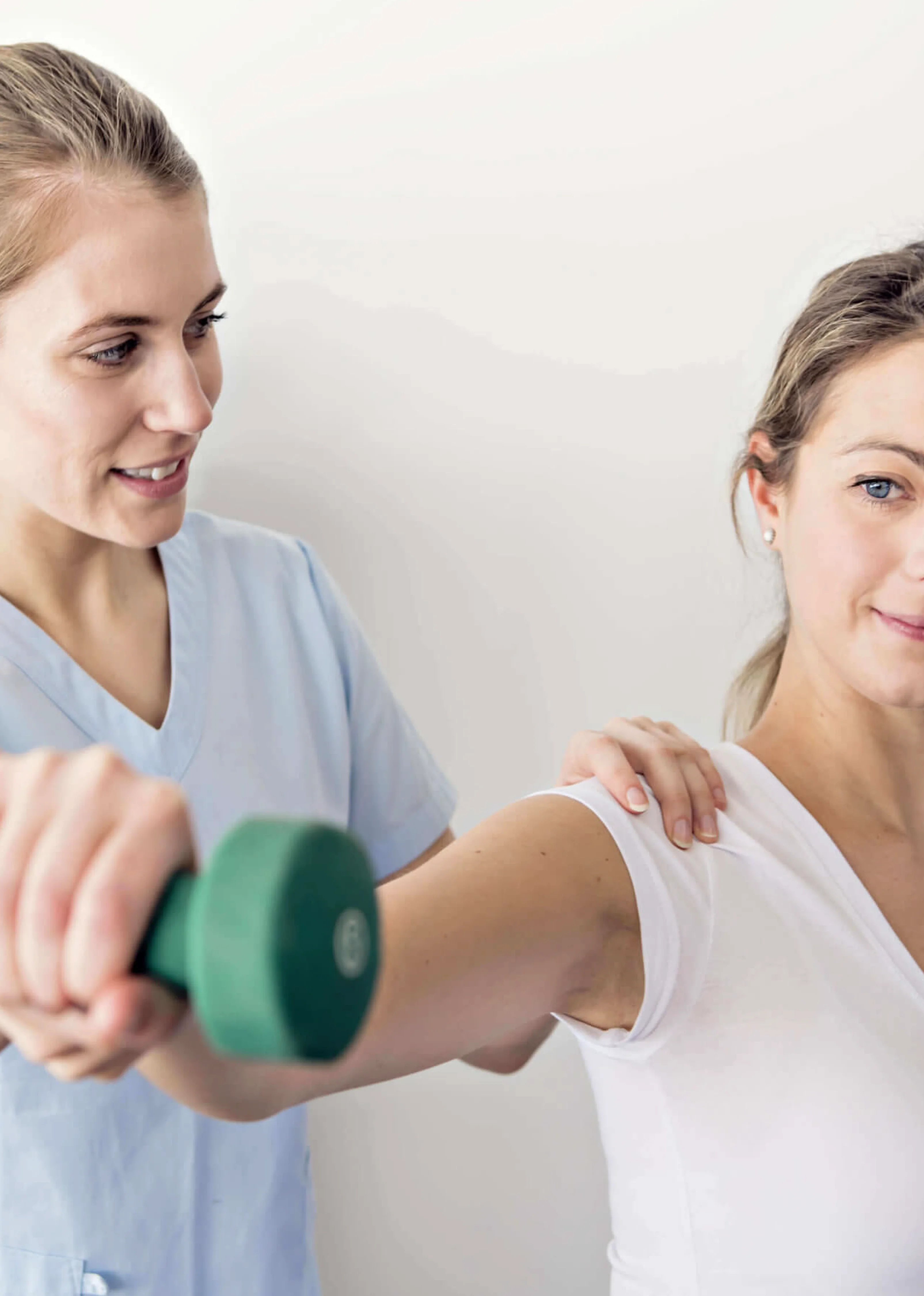 Fisioterapeuta a trabalhar com utente utilizando faixa elástica.