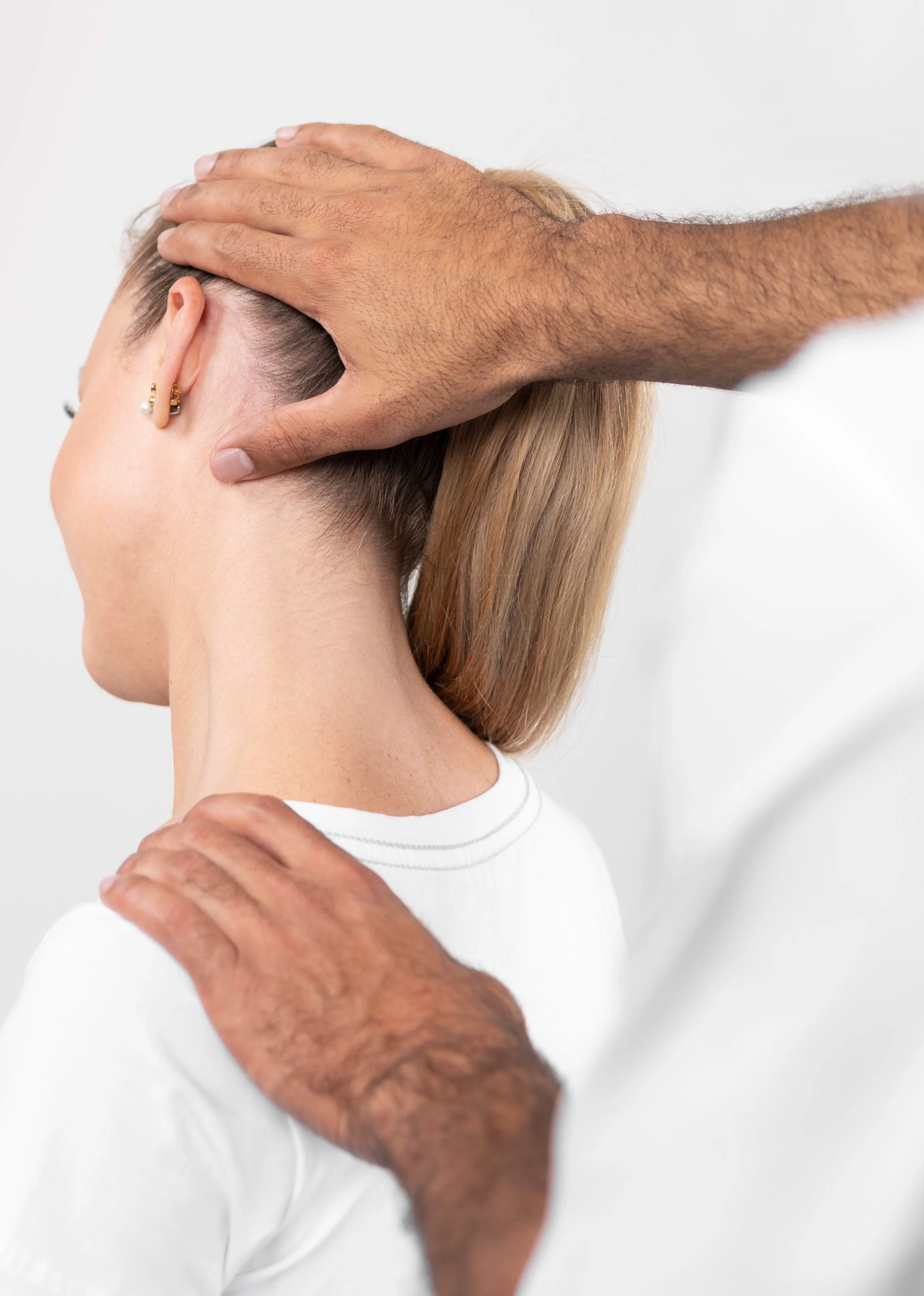 Fisioterapeuta em consulta com utente.